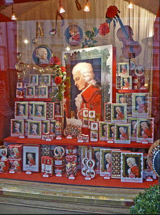 Schaufenster mit Devotionalien - Mozart-Kugeln - Mozart-Taler - Mozart-Rosen - Mozart-Heiligenbild