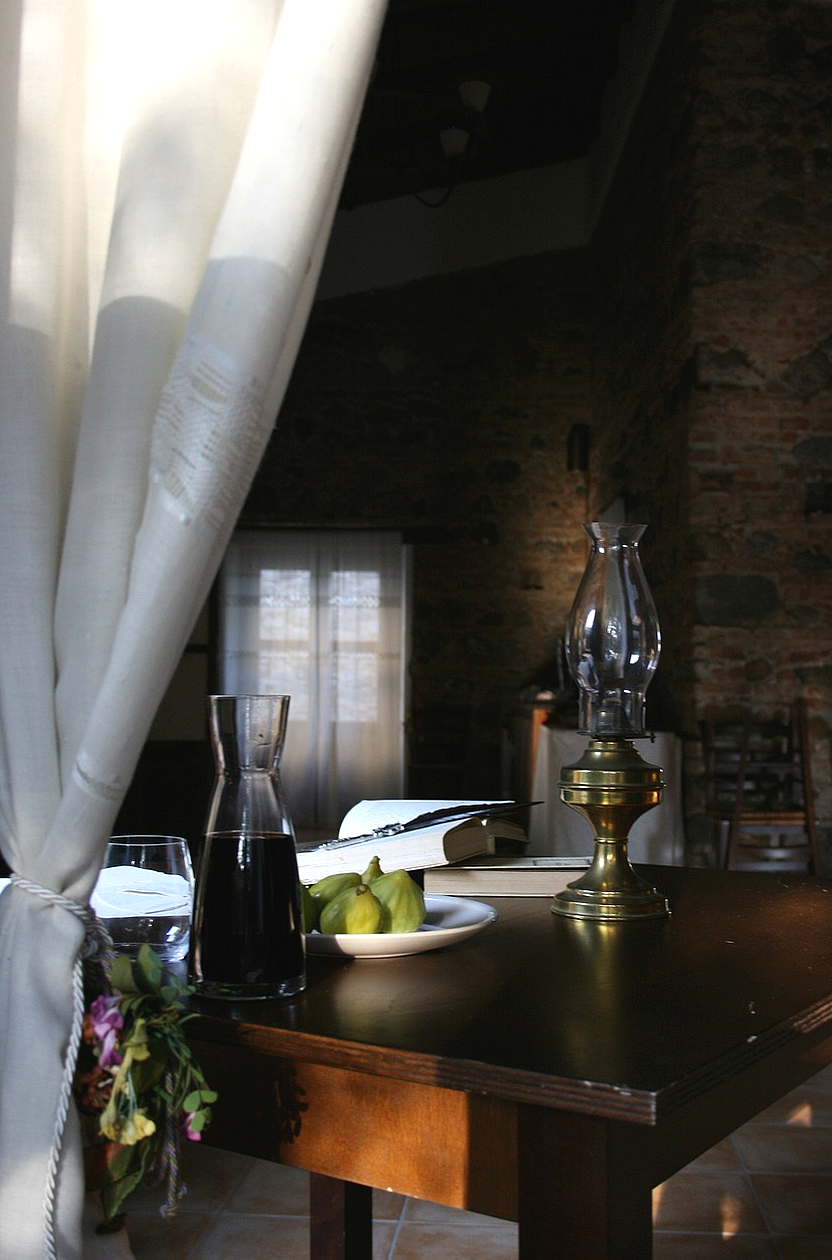 Lampe - Fenster - Wein - Glarean Magazin