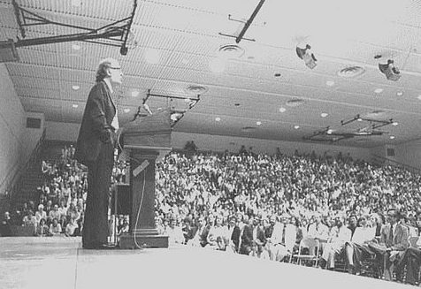 Isaac Asimov an einer internationalen Konferenz im November 1974 in Newark