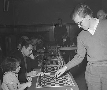 Der junge Bent Larsen als Simultanist gegen eine noch jüngere Gegnerin (Kroon 1959)
