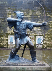 Mittelalterlicher Outlaw-Bogenschütze im Dienste der Armen und Verfolgten: Robin Hood Denkmal in Nottingham/Englad