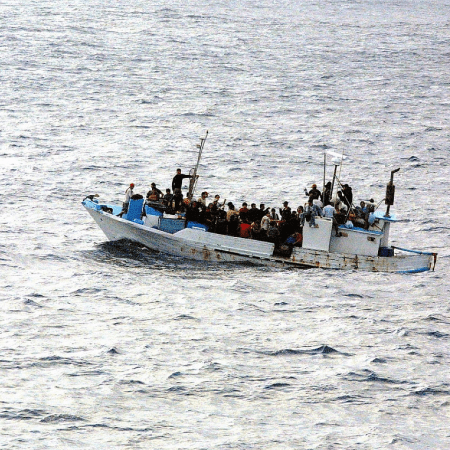 Flüchtlingsboot auf dem Mittelmeer - Glarean Magazin
