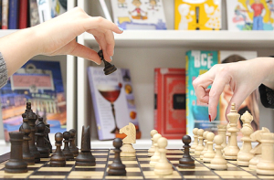 Schachspiel - Schachbrett - Schachfiguren - Schachpartie - Frauenschach - Glarean Magazin