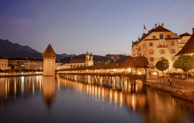Luzern bei Nacht - Lucerne by night - Leuchtenstadt - Kapellbrücke und Wasserturm - Glarean Magazin
