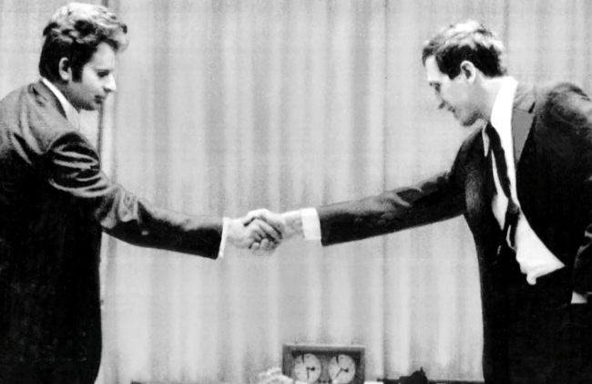 Shake Hands vor der Partie: Bobby Fischer (r.) und Boris Spassky 1972 in Reykjavik
