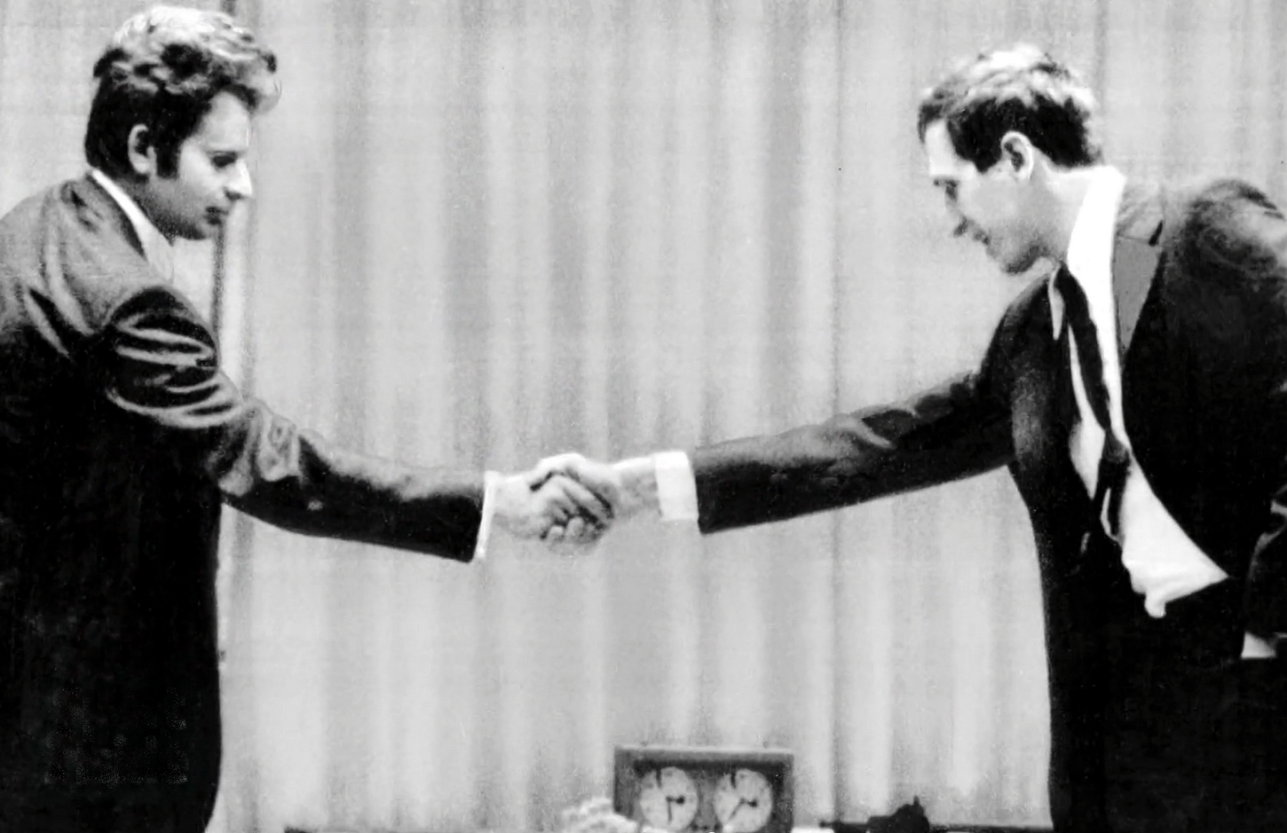 Shake Hands vor der Partie: Bobby Fischer (r.) und Boris Spassky 1972 in Reykjavik